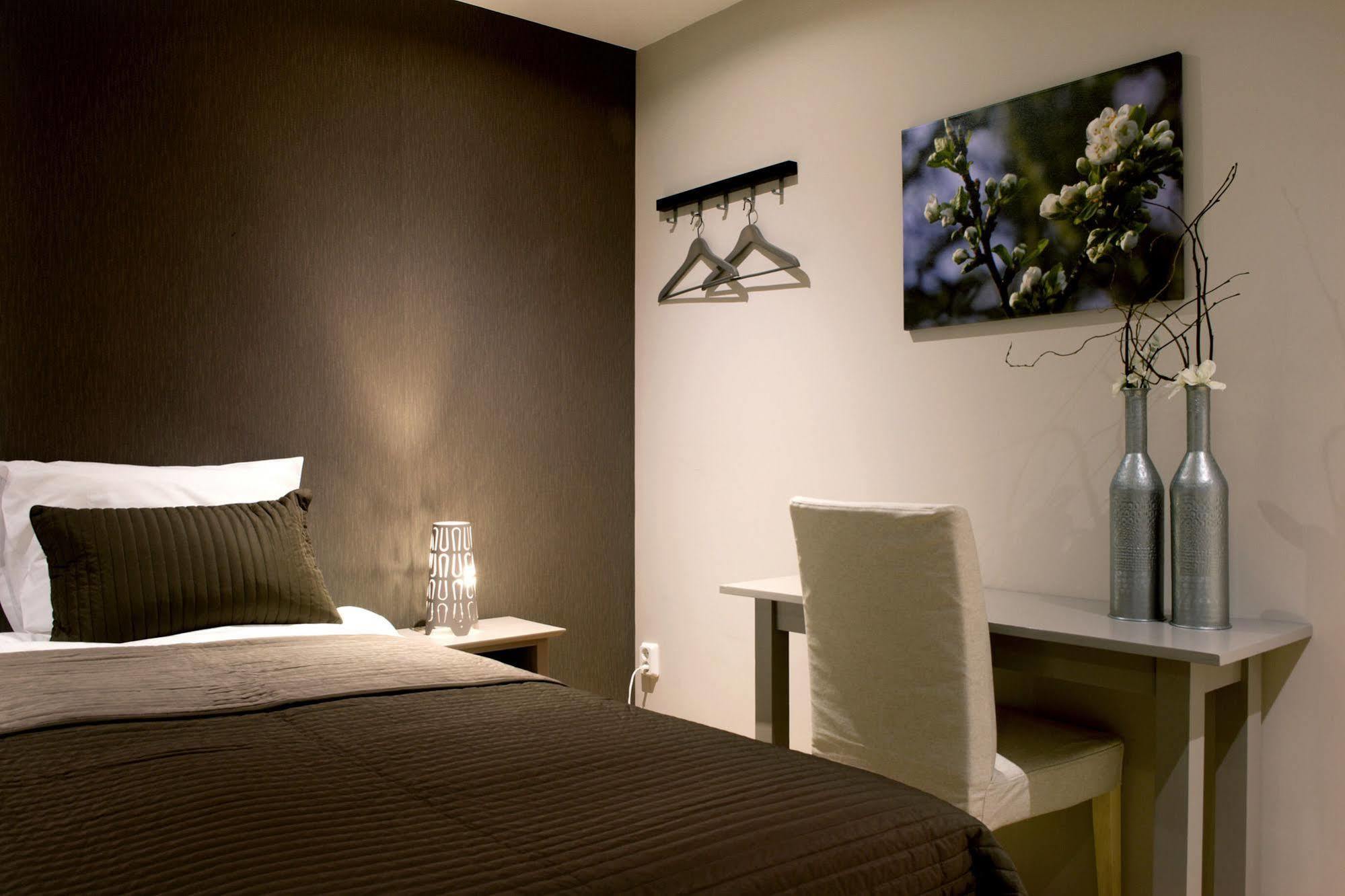 Hotel-Restaurant Thuis! Dinteloord エクステリア 写真